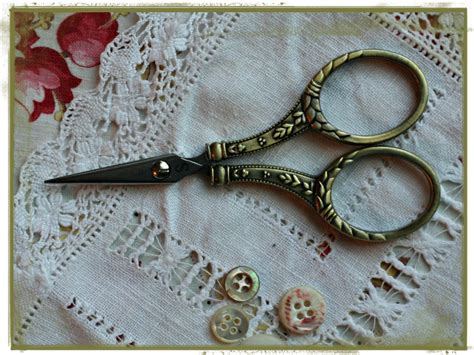 scissor weakness.
